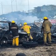 Fuerte incendio arrasa lote de autos en Leandro Valle