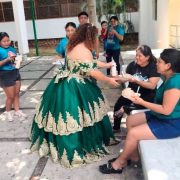 Así celebró sus 15: repartiendo comida afuera de un hospital en Mérida