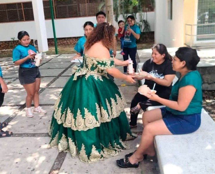 Así celebró sus 15: repartiendo comida afuera de un hospital en Mérida