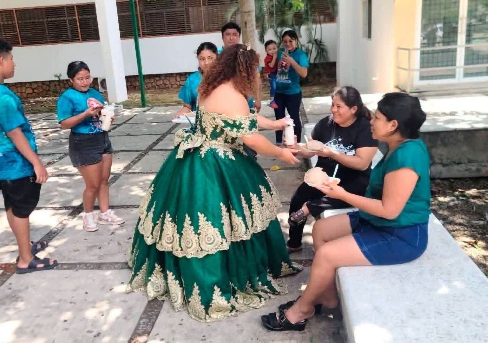 Así celebró sus 15: repartiendo comida afuera de un hospital en Mérida