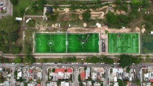 Las nuevas canchas de fútbol en El Porvenir y Juan Pablo II acercan espacios dignos para la práctica deportiva, la convivencia familiar y el desarrollo de niñas, niños y jóvenes de Yucatán.