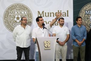 Rommel Pacheco y Joaquín “Huacho” Díaz Mena durante la entrega de nuevas canchas deportivas en Mérida, una acción que fortalece la infraestructura y el impulso al deporte social en Yucatán.