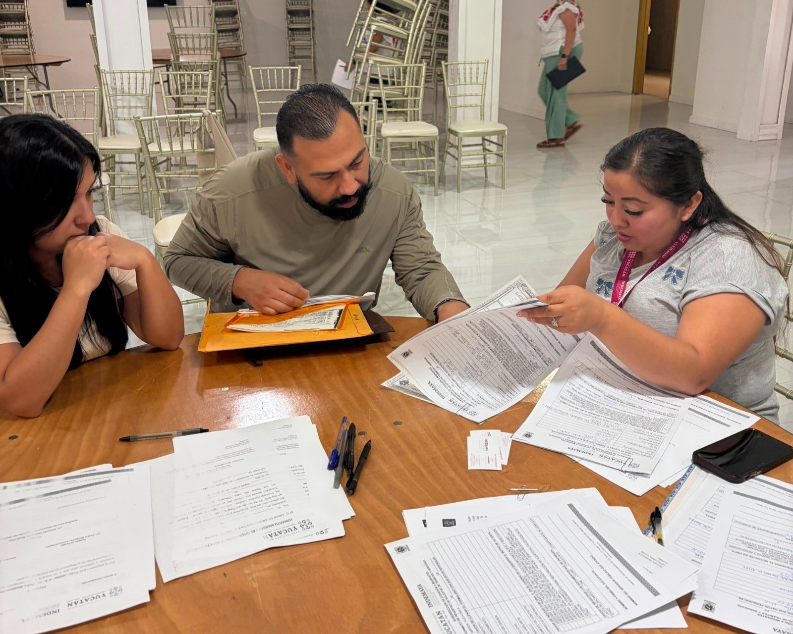 Brindan orientación gratuita a comunidad yucateca en California para facilitar trámites migratorios
