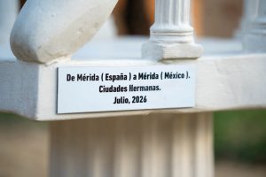 Las Sillas Confidentes llegan a España con la inauguración de la obra "Tú y yo" en el Parque de las Méridas del Mundo, como símbolo de la hermandad entre Mérida, Yucatán, y Mérida, España.