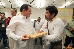 El Gobernador Joaquín Díaz Mena encabezó el Encuentro de Negocios IYEM-Canirac: Impúlsate Edición Restaurantes, una estrategia que conecta al talento yucateco con nuevos mercados para fortalecer la proveeduría local y generar oportunidades económicas.