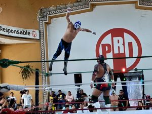 Príncipe Jaguar recibió el reconocimiento como Revelación Luchador del Año, destacando el talento local que impulsa El auge de la Lucha Libre yucateca.