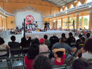 La Arena Azteca fue el escenario donde El auge de la Lucha Libre yucateca reunió a decenas de familias para disfrutar de una noche llena de emoción y tradición deportiva.