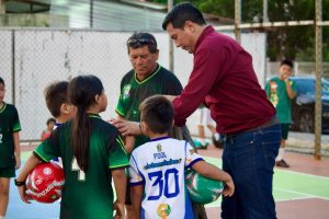 Óscar Brito convivió con integrantes de equipos deportivos infantiles en el Distrito 3, donde entregó material para fortalecer sus entrenamientos y promover el deporte como herramienta de desarrollo comunitario.