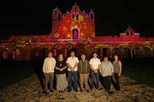 Familias y visitantes disfrutan del recorrido nocturno de “Senderos de Luz”, una experiencia audiovisual que fortalece el turismo cultural y la convivencia en Izamal.