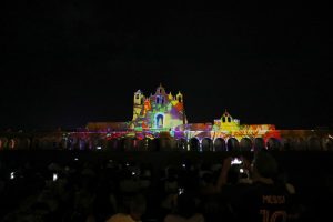 El Exconvento de San Antonio de Padua se convierte en el escenario principal del Videomapping “Senderos de Luz” en Izamal, donde la historia y la cultura cobran vida a través de proyecciones monumentales.