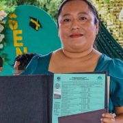Nunca es tarde: Mujer concluye el bachillerato a los 41 años