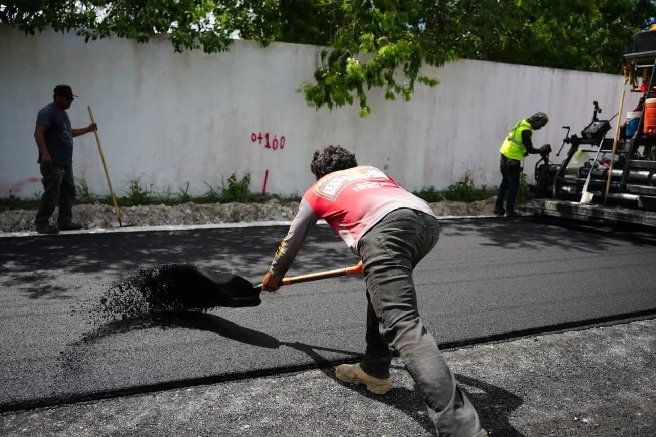 Trabajos de pavimentación refuerza compromiso con familias de Cozumel