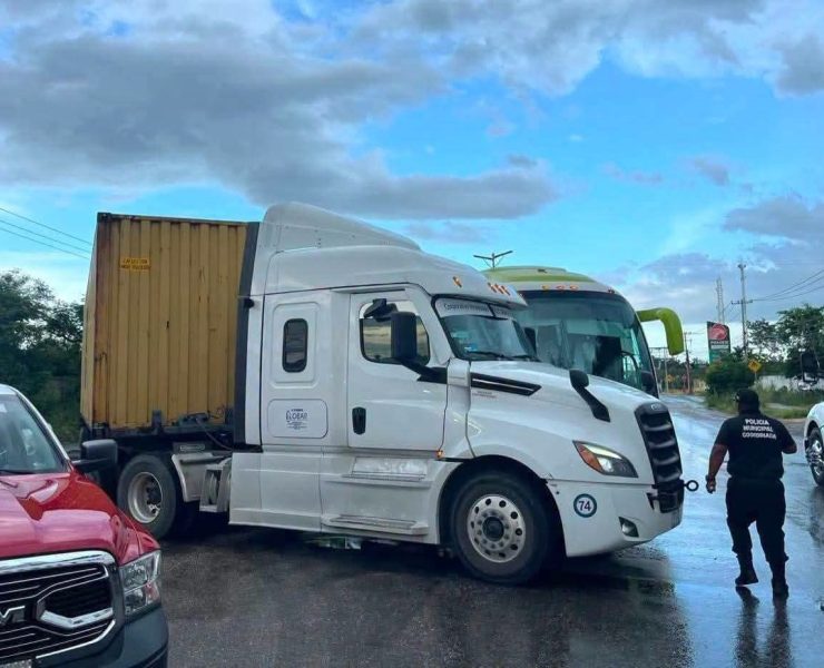 Tractocamión impacta autobús en carretera Mérida–Umán; así ocurrió el accidente