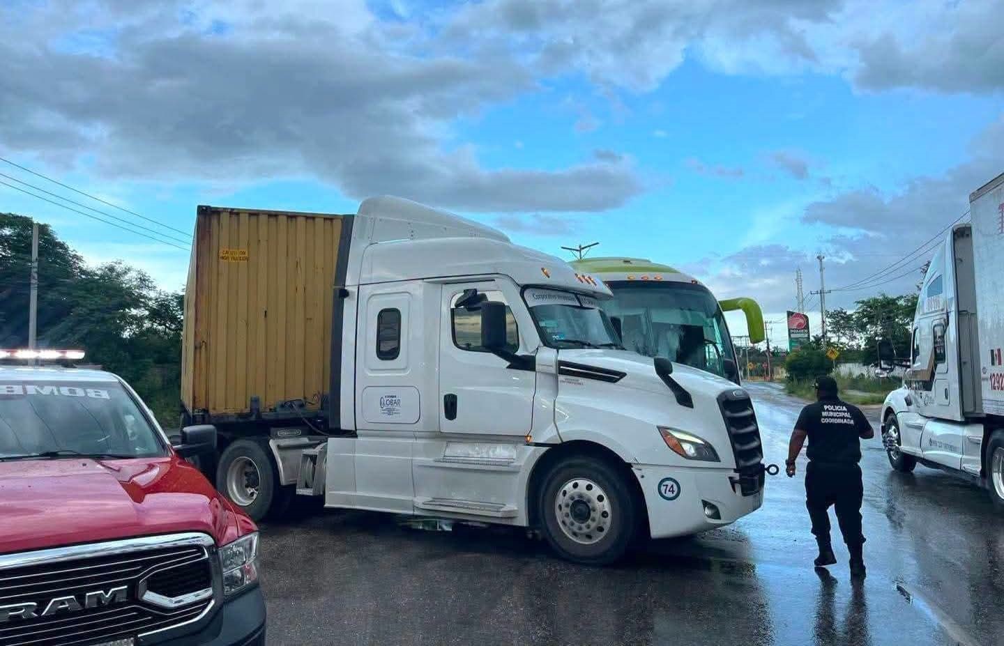 Tractocamión impacta autobús en carretera Mérida–Umán; así ocurrió el accidente