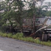 Tráiler cargado con cerveza vuelca en la carretera Mérida-Cancún