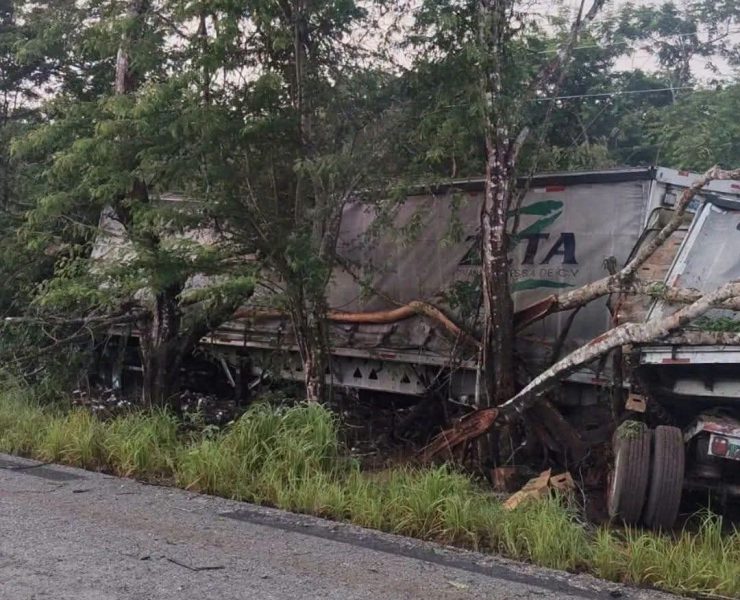 Tráiler cargado con cerveza vuelca en la carretera Mérida-Cancún