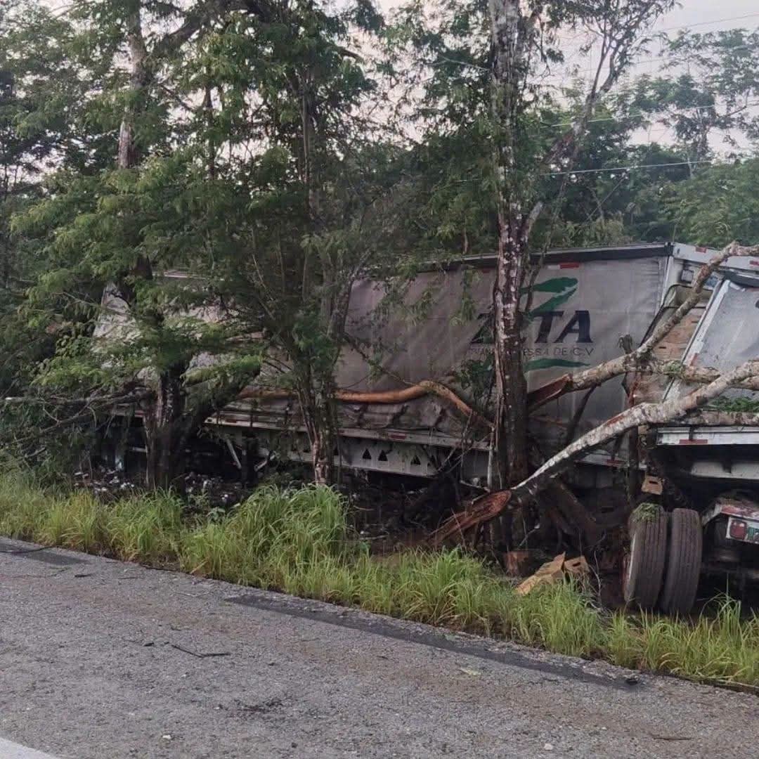 Tráiler cargado con cerveza vuelca en la carretera Mérida-Cancún