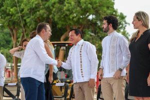 El gobernador Joaquín Díaz Mena encabezó la colocación de la primera piedra del nuevo campus Mérida de Unitec, proyecto que fortalecerá la educación superior y ampliará las oportunidades de formación para las y los jóvenes de Yucatán.