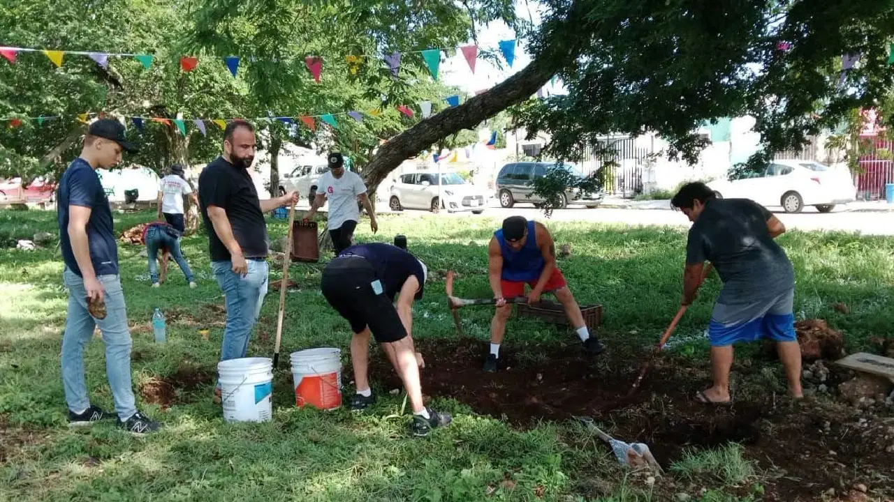 Vecinos construyen su propio parque ante falta de respuesta municipal