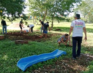 Vecinos de Villas Caucel III participan en la construcción de su propio parque tras 12 años de solicitar apoyo para contar con un espacio público digno.