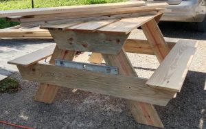 La jornada comunitaria permitió instalar una plaza de adocreto, mesas de picnic, juegos infantiles y luminarias solares gracias al esfuerzo conjunto de los habitantes.