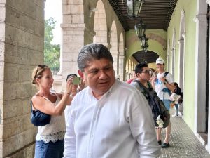 Gaspar Quintal Parra presentó al gobernador Joaquín Díaz Mena cuatro alternativas para reducir el impacto del préstamo de mil 500 millones de pesos propuesto para Yucatán.