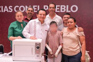 Joaquín Díaz Mena encabezó las Audiencias con el pueblo, donde escuchó directamente las necesidades y peticiones de las familias yucatecas.