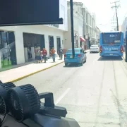 Automovilista obstruyó paradero de Va y Ven impidiendo el ingreso del autobús