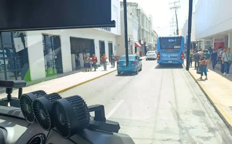 Automovilista obstruyó paradero de Va y Ven impidiendo el ingreso del autobús