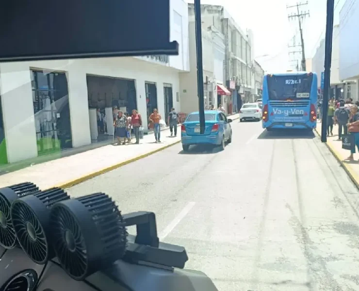 Automovilista obstruyó paradero de Va y Ven impidiendo el ingreso del autobús