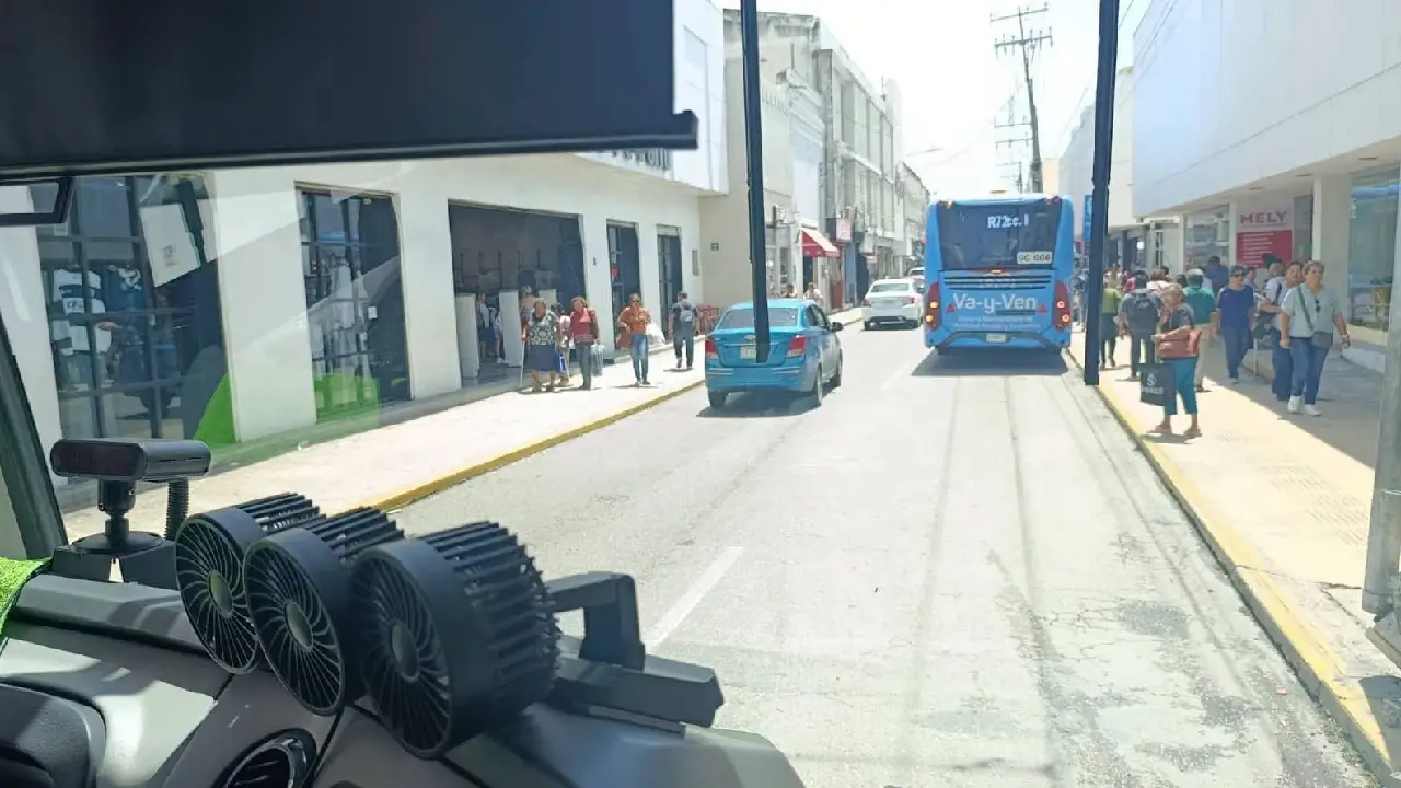 Automovilista obstruyó paradero de Va y Ven impidiendo el ingreso del autobús