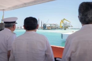 Joaquín Díaz Mena y Raymundo Pedro Morales Ángeles revisaron los avances del proyecto de ampliación y modernización del Puerto de Altura de Progreso.