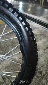 Tras las fuertes lluvias, los baches quedan ocultos entre el agua y representan un riesgo para ciclistas, motociclistas y automovilistas que circulan por las calles de Mérida.