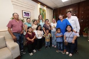 La alcaldesa Cecilia Patrón Laviada presentó los escalones universales que fortalecen la infraestructura inclusiva para personas de talla baja en Mérida.