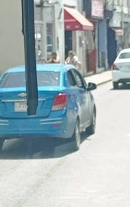 Automovilista obstruyó paradero de Va y Ven en el Centro Histórico de Mérida, dificultando el ingreso de una unidad de la ruta 73.