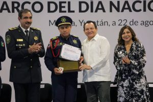El gobernador Joaquín Díaz Mena encabezó el reconocimiento a bomberos y paramédicos de Yucatán, destacando su valor y vocación de servicio para proteger a las familias.