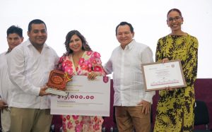Jóvenes y colectivos de Yucatán reciben el Premio Estatal de las Juventudes 2026 por sus aportaciones al deporte, la ciencia, la cultura, el medio ambiente, la innovación y el desarrollo social.