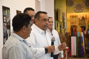 La exposición “Piedra, Madera y Memoria” rinde un emotivo Homenaje fotográfico a los artesanos de Dzityá, destacando sus manos, rostros y el talento que mantiene viva la tradición artesanal de Yucatán.