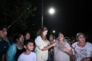 Nuevas luminarias LED iluminan el fraccionamiento Las Américas, como parte de la estrategia que busca que Mérida brillará más que nunca, con mayor seguridad, ahorro energético y mejores espacios públicos.