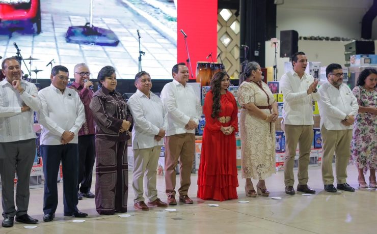 Joaquín Díaz Mena reconoce a más de 3,800 trabajadores de apoyo a la educación