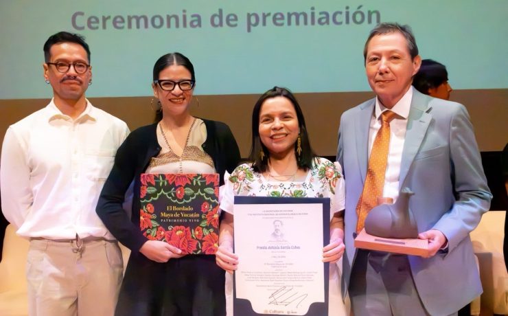 Libro Bordado maya de Yucatán recibe mención honorífica en premio nacional