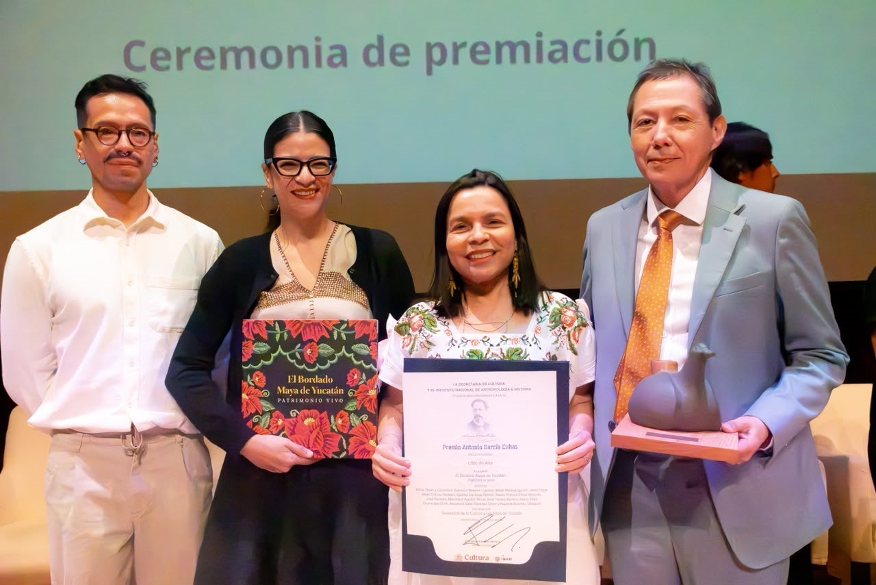 Libro Bordado maya de Yucatán recibe mención honorífica en premio nacional