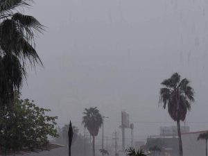 La intensa lluvia en Mérida provocó calles inundadas y complicaciones para automovilistas y peatones en distintos puntos de la ciudad.