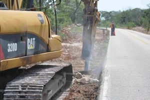 Los trabajos de rehabilitación contemplan nuevos tramos de carpeta asfáltica y renivelación para mejorar las condiciones de la carretera Mérida-Celestún.