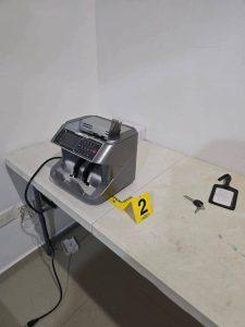 Entre los objetos asegurados durante el operativo se encontraron pipas, cigarros electrónicos, una selladora, una báscula y un contador de billetes.