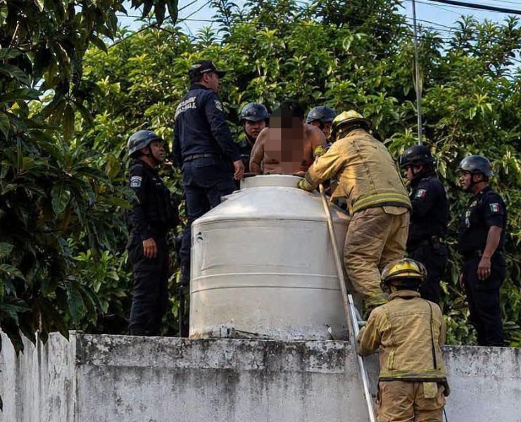 "Míster Rotoplas" atrapado en tinaco: insólito rescate de un supuesto sancho
