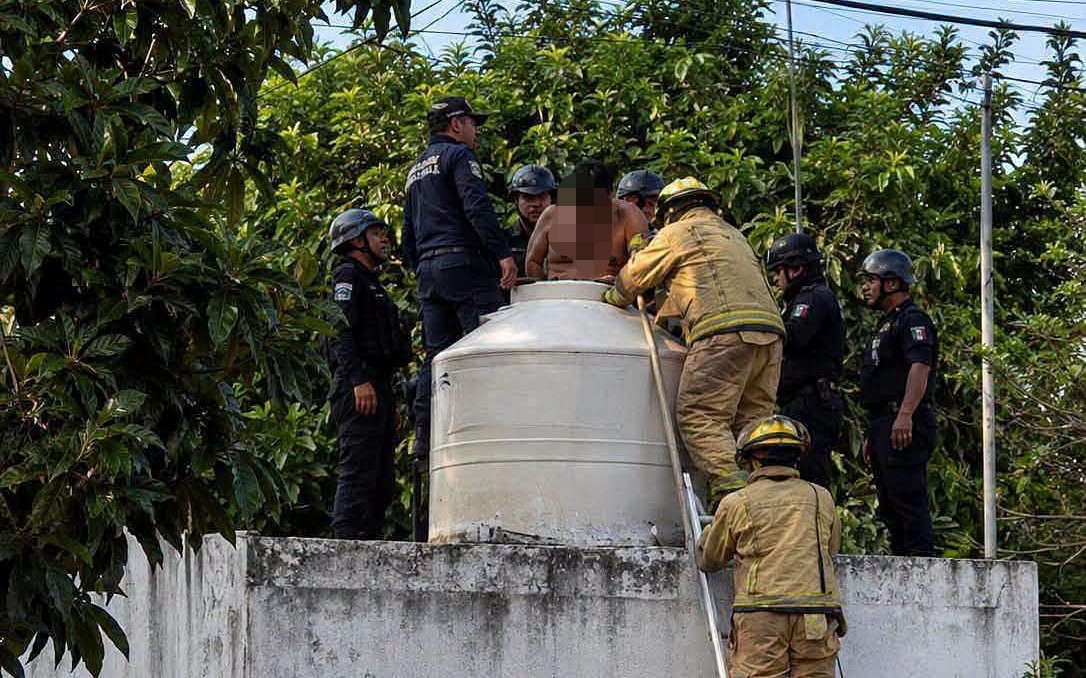 "Míster Rotoplas" atrapado en tinaco: insólito rescate de un supuesto sancho