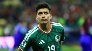 Gilberto Mora inicia una nueva etapa académica al estudiar en línea la Licenciatura en Administración de Empresas en la Universidad Anáhuac Mayab, mientras continúa su carrera como futbolista profesional.