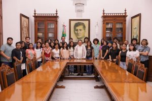 El gobernador Joaquín Díaz Mena se reunió con jóvenes yucatecos que viajarán a la Ciudad de México para presentar su proceso de ingreso a la UNAM, con Respaldo del Gobierno de Yucatán.