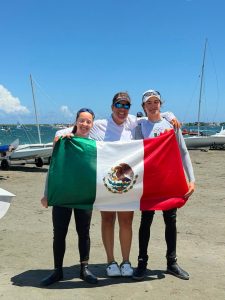 Álvaro Ramírez Jassa y Sofía Baeza Calero hicieron historia al conquistar el oro en vela y darle a México su medalla de oro número 145 en los Juegos Centroamericanos y del Caribe Santo Domingo 2026.
